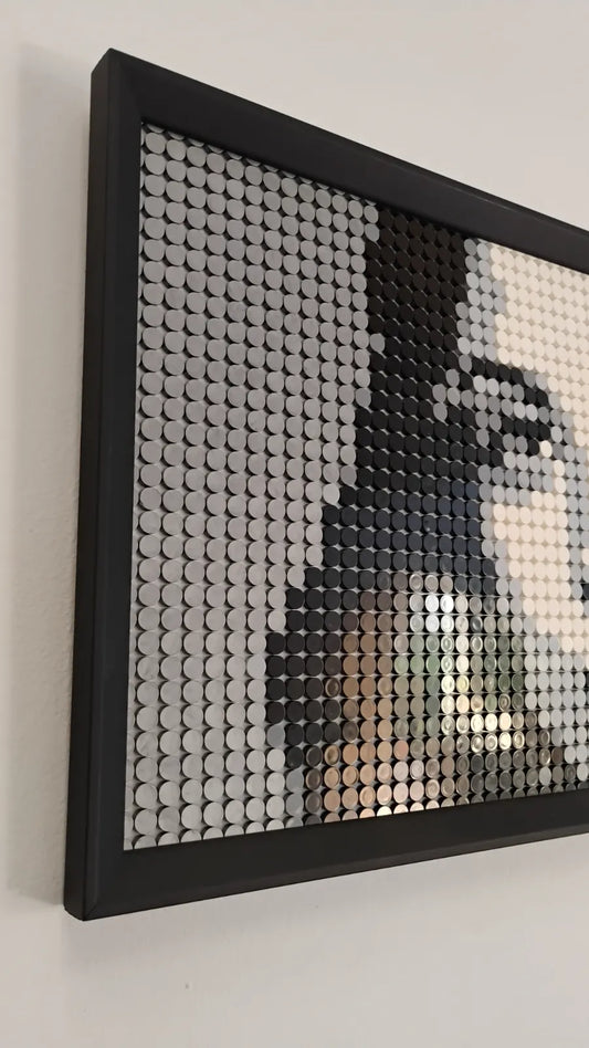 Retrato Pixel Art de Mon Laferte en Mosaico – 2048 Piezas Tipo LEGO | Arte Enmarcado
