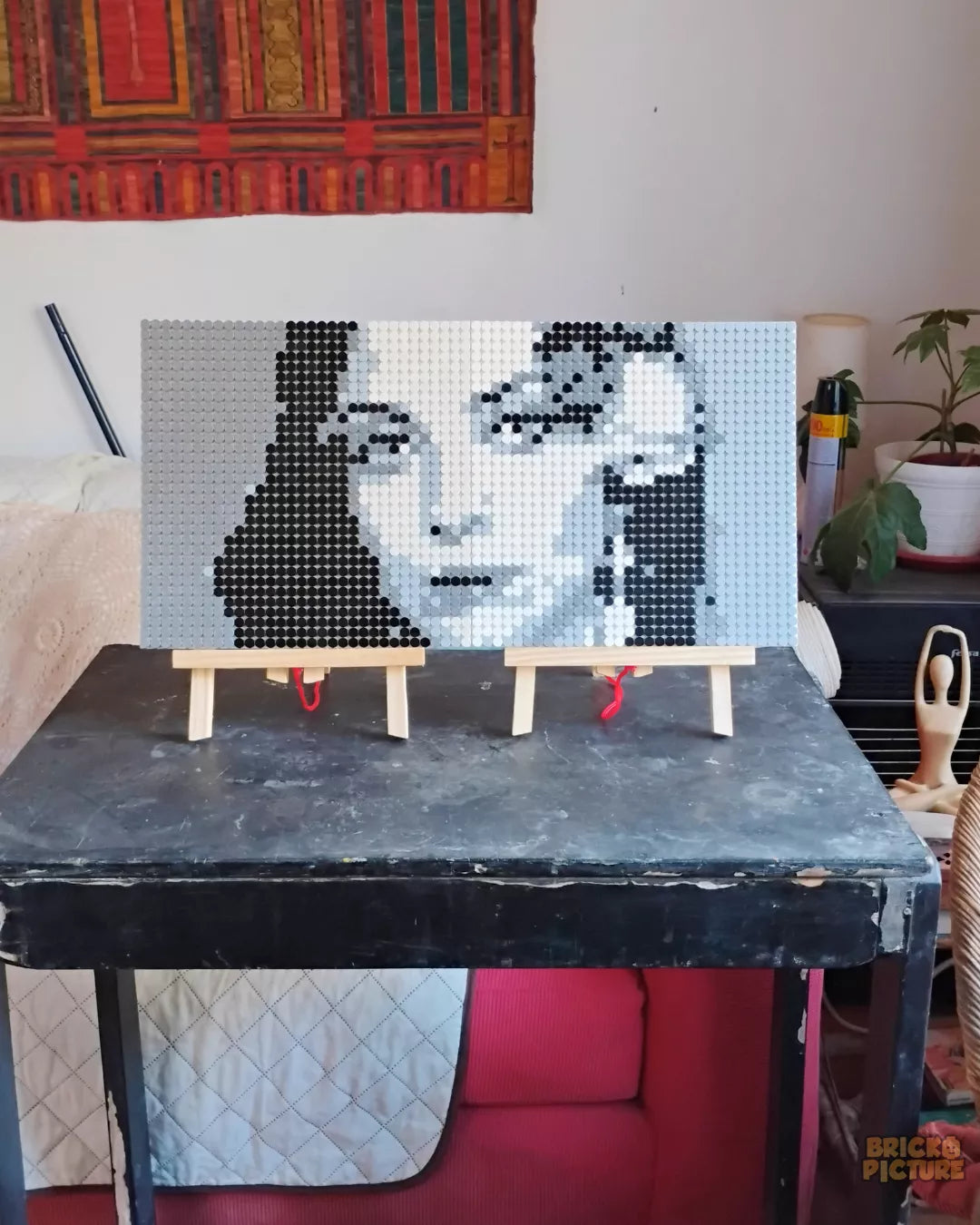 Mosaico pixel art Retrato de Mon Laferte con bloques – 2048 Piezas
