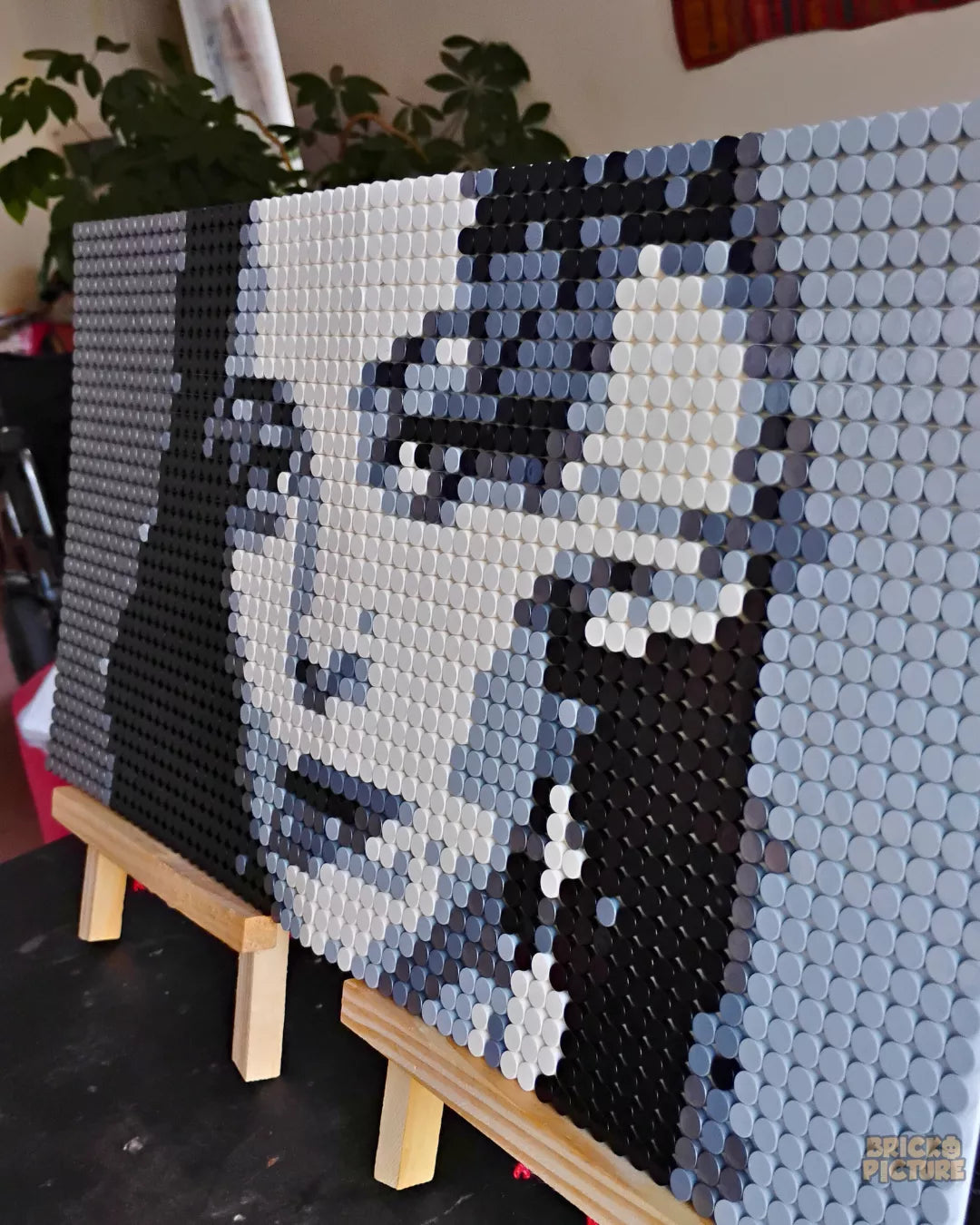 Mosaico pixel art Retrato de Mon Laferte con bloques – 2048 Piezas