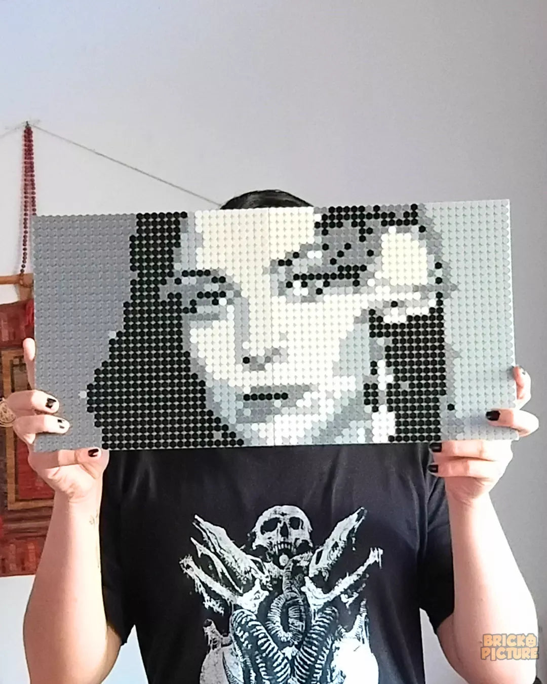 Mosaico pixel art Retrato de Mon Laferte con bloques – 2048 Piezas